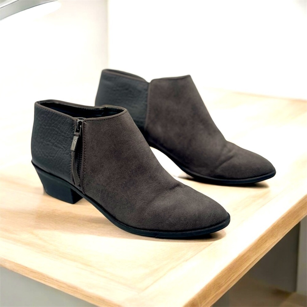 Simply Vera Vera Wang Ankle Boots, grey suede & leather side zip size 10M